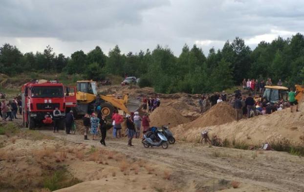 ЧП в Ровенской области: на песчаном карьере засыпало детей