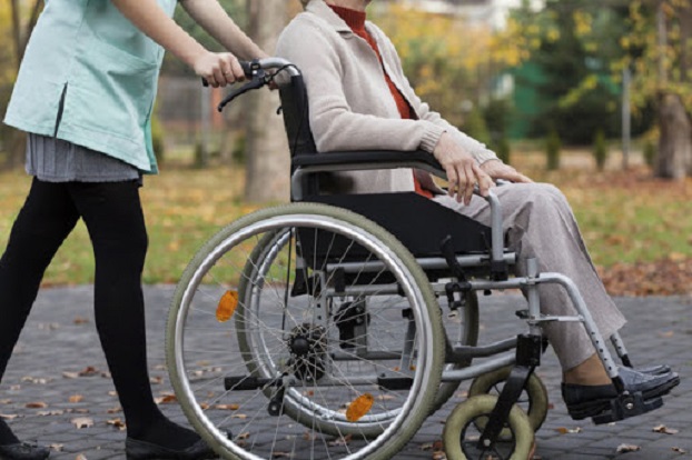 В ПФУ объяснили, когда в страховой стаж входит период ухода за инвалидом