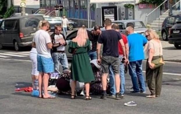В Киеве автомобиль сбил женщину с ребенком и скрылся