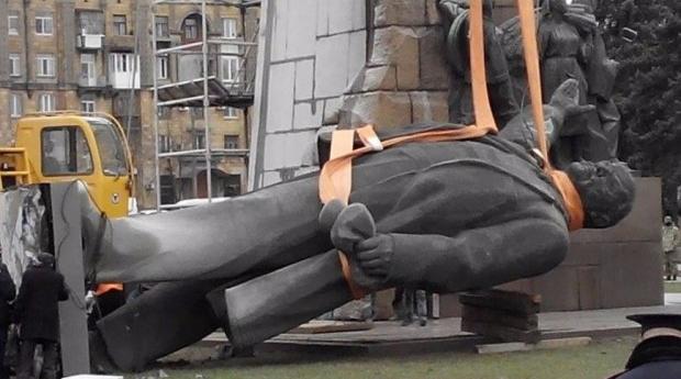 В Запорожье уникальный памятник коммунизма демонтировали сутки под Гимн Украины