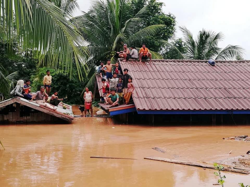 В Лаосе вода из-за прорыва дамбы смыла целые деревни