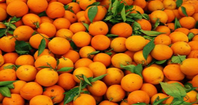 В Константиновке дети раздавали на улицах апельсины