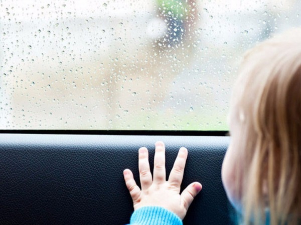 Забыла ребенка: в Краматорске пятилетнюю девочку оставили в такси