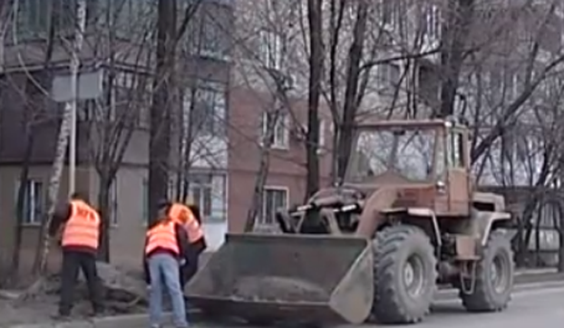 Коммунальщики Покровска пытаются убрать гранотсев с городских улиц