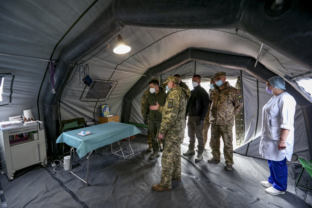 Зеленский посетил военный госпиталь в Покровске