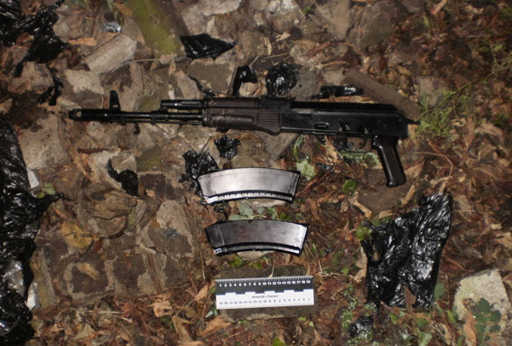 Автомат и боеприпасы обнаружил собаковод-любитель в Дружковке 