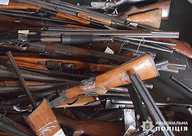 С начала октября жители Мариуполя сдали в полицию 136 единиц оружия