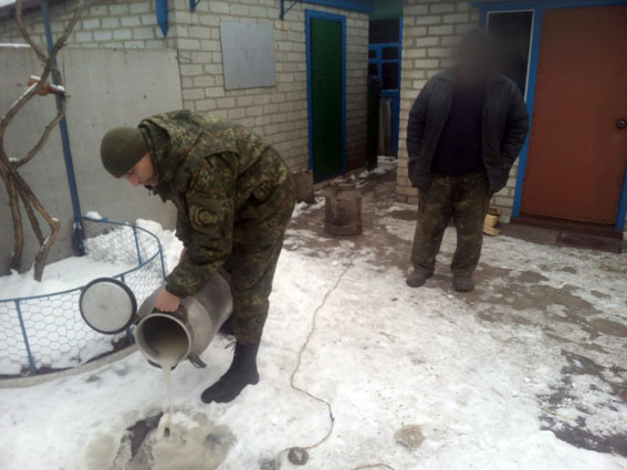 Самогона на сумму более 11 тысяч гривень изъяли у жителей Донецкой области