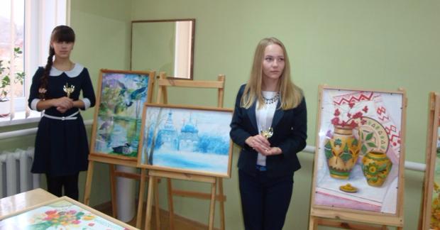 Артемовская районная администрация открыла двери для работ юных художников
