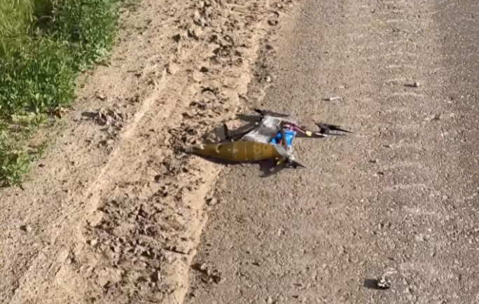 Дронов становится все больше: волонтер показал FPV, который упал на въезде в Константиновку
