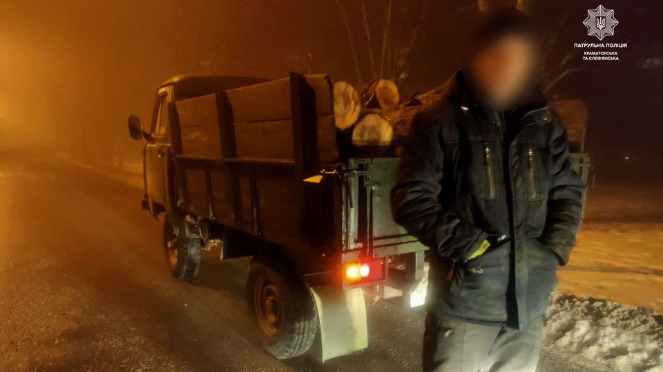 Патрульные Краматорска остановили УАЗ, заполненный спиленными деревьями