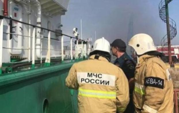 На юге России в порту взорвался и горит танкер