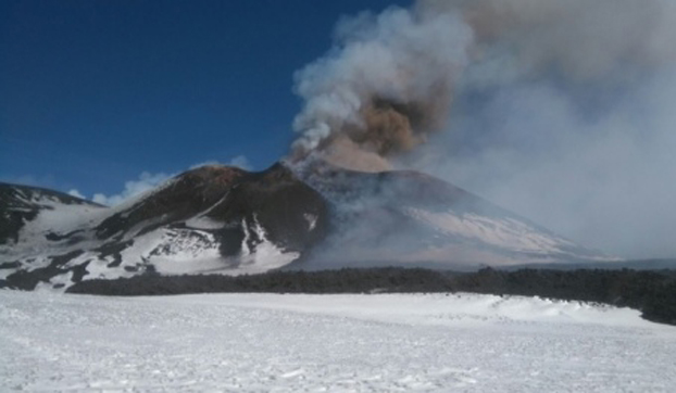 Самый большой в Европе вулкан взорвался огнем