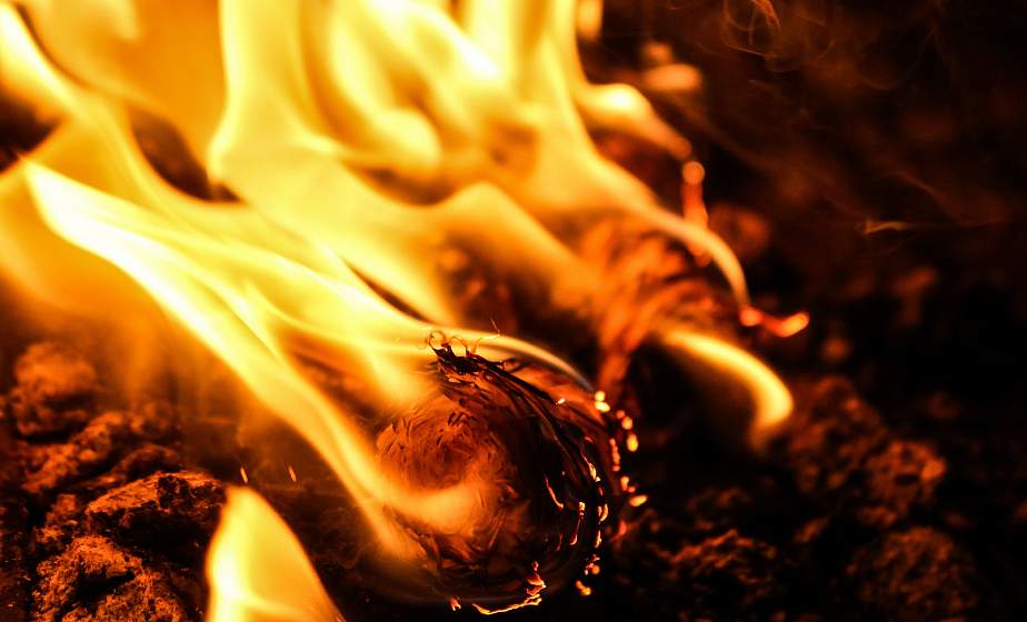 Неосторожность при курении: В Селидово из пожара спасли троих человек