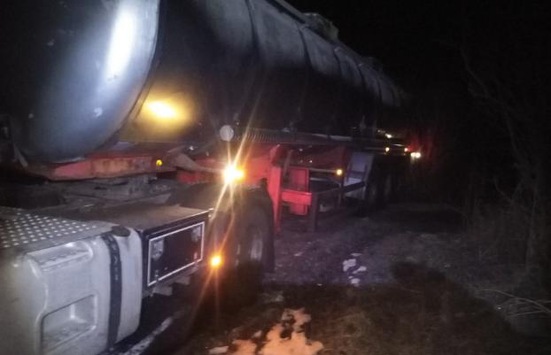 За последние сутки легковушка и грузовик застряли на дорогах Донбасса
