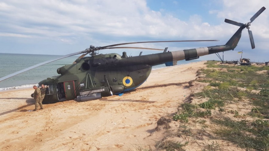 На берегу Азовского моря аварийную остановку совершил вертолет ВСУ