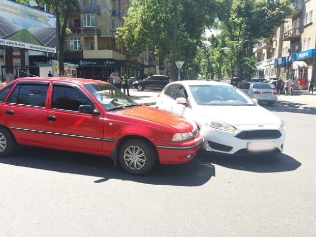 В Краматорске на перекрестке ул. Дружбы и Академической столкнулись два автомобиля