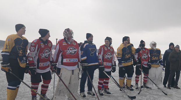 Хоккеисты «Донбасса» и «Сокола» провели матч на замерзшем озере