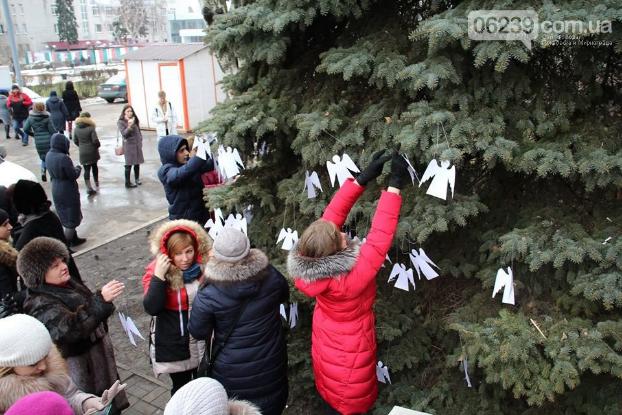 В День Героев Небесной Сотни деревья в центре Покровска  украсили  100 ангелов