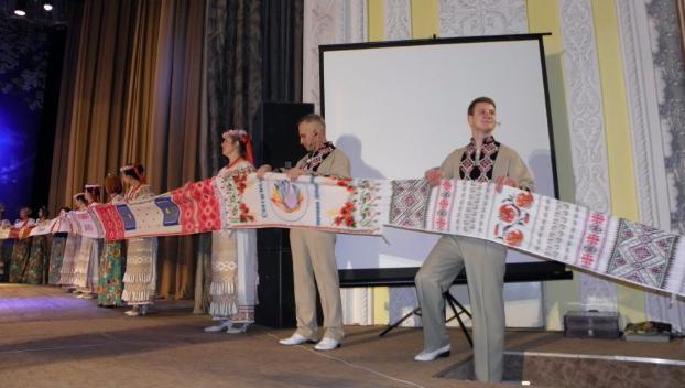 Уникальный экспонат: Краматорску показали 75-метровый рушник