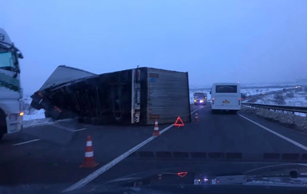 Во Львовской области трассу второй день перегораживает перевернутая фура