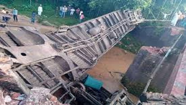 На железной дороге в Бангладеш произошла авария: есть погибшие