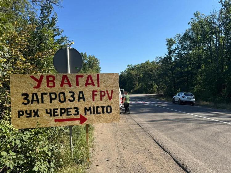 Ділянка дороги Слов'янськ-Ізюм залишається небезпечною: дрони б'ють по автомобілях