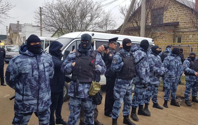 У крымских татар в Крыму силовики проводят обыски