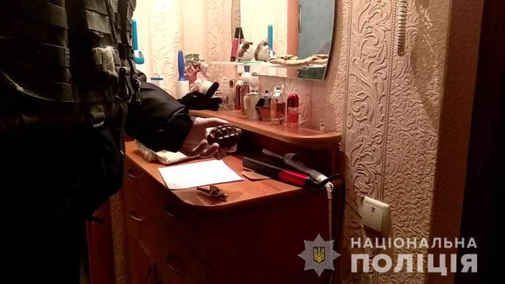 В День Святого Валентина в Краматорске мужчина угрожал гранатой женщине