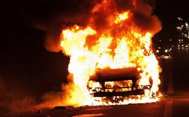 В Донецке возле кафе взорвался и сгорел автомобиль – СМИ