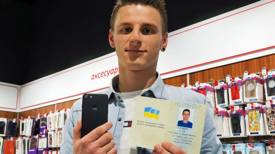 Пять жителей Украины сменили имя на «Айфон Сiм» ради iPhone 7