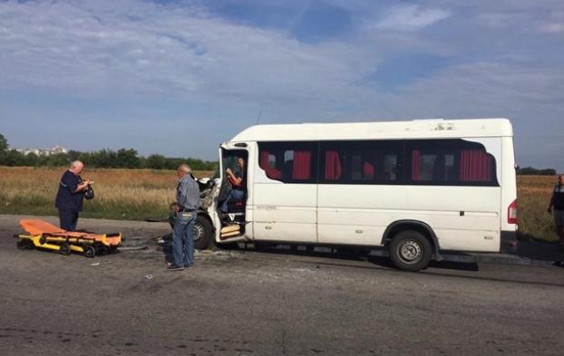 В ДТП с маршруткой на Днепропетровщине пострадали 13 человек