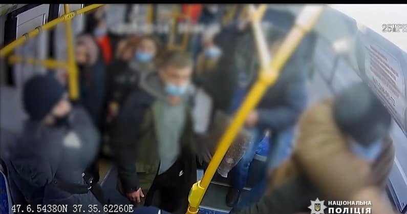 Конфликт в автобусе: Мариупольца от смерти спасла толстая куртка