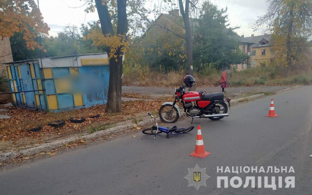 Мотоциклист сбил 9-летнюю девочку на велосипеде в Дружковке