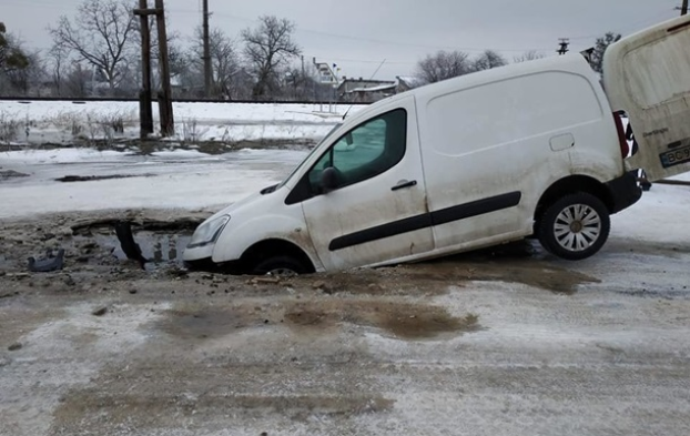 Во Львовской области автомобиль провалился под асфальт