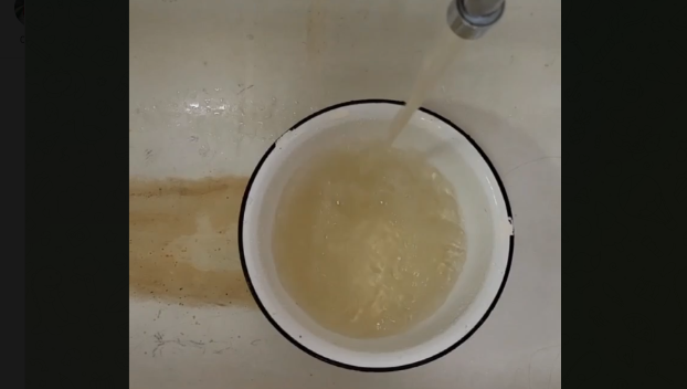 Потрібно кип'ятити: У Краматорську водопровідна вода змінила колір та запах