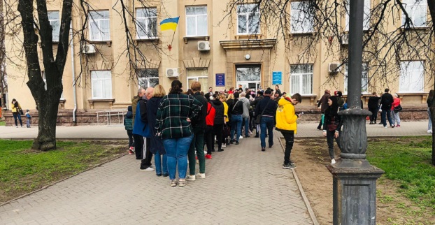 В Украине продлили срок подачи заявлений на выплату помощи переселенцам