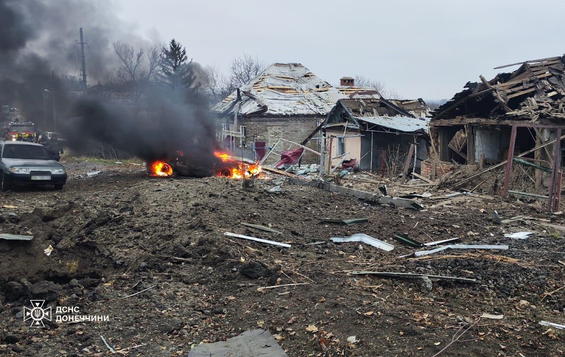 Обстріли Краматорська: Рятувальники загасили пожежу, а газовики відновлюють газопостачання