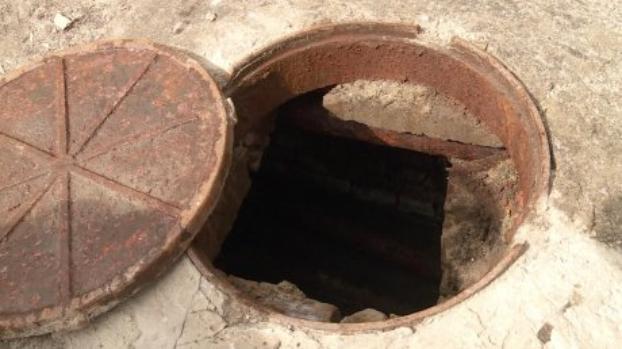 В Ровно коммунальщики отравились испарениями из канализации: один погиб, двое в больнице