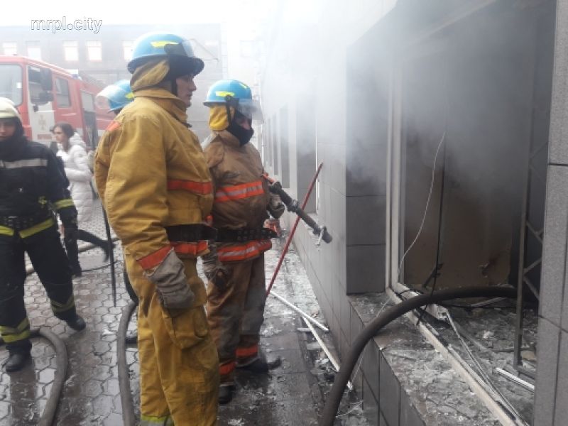 Из-за пожара в мариупольском бизнес-центре эвакуировали около сотни людей