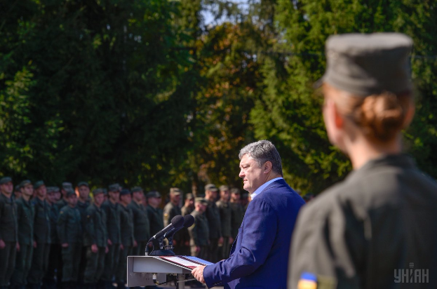 Украина может обеспечить мир на Донбассе политико-дипломатическим путем, но только с сильной армией - Порошенко