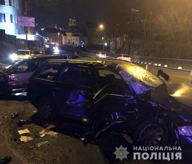 Жуткое ДТП в Киеве: 22-летняя девушка погибла, четверо пострадавших