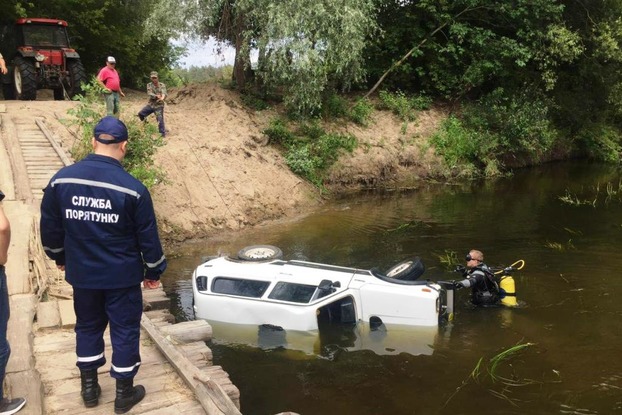 На Черниговщине авто упало в реку: водитель погиб на месте