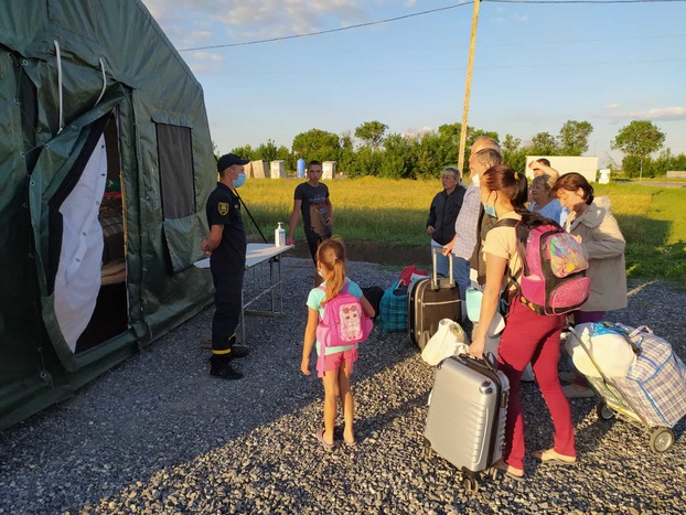 На КПВВ «Новотроицкое» в палатках живут люди, которых не пустили в «ДНР»