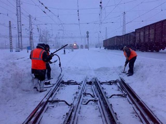 Железная дорога: 500 пассажирских платформ и 9 тыс. стрелочных переводов очищенно от снега 