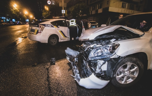 В Киеве протаранили полицейское авто
