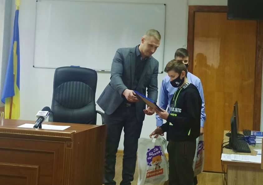 В Доброполье наградили подростков, которые спасли жизнь школьнику
