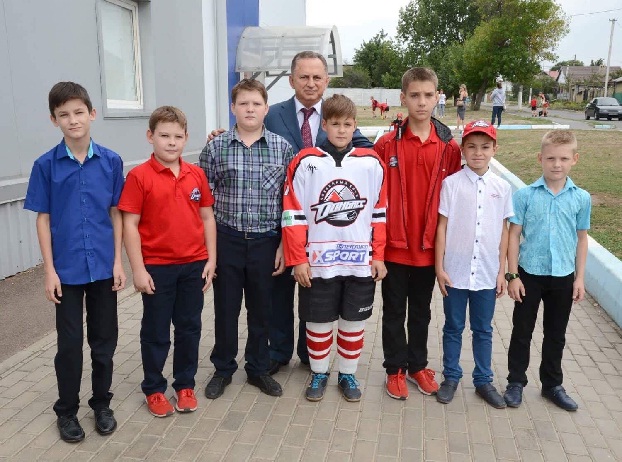 Борис Колесников и воспитанники хоккейной школы