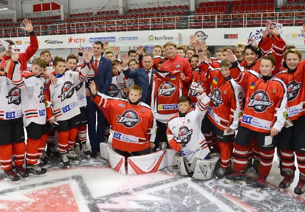 Борис Колесников и юные хоккеисты