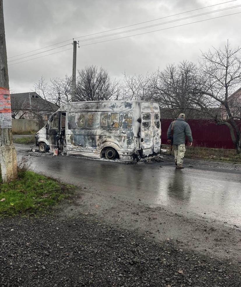 Сгоревший бус волонтеров в Дружковке